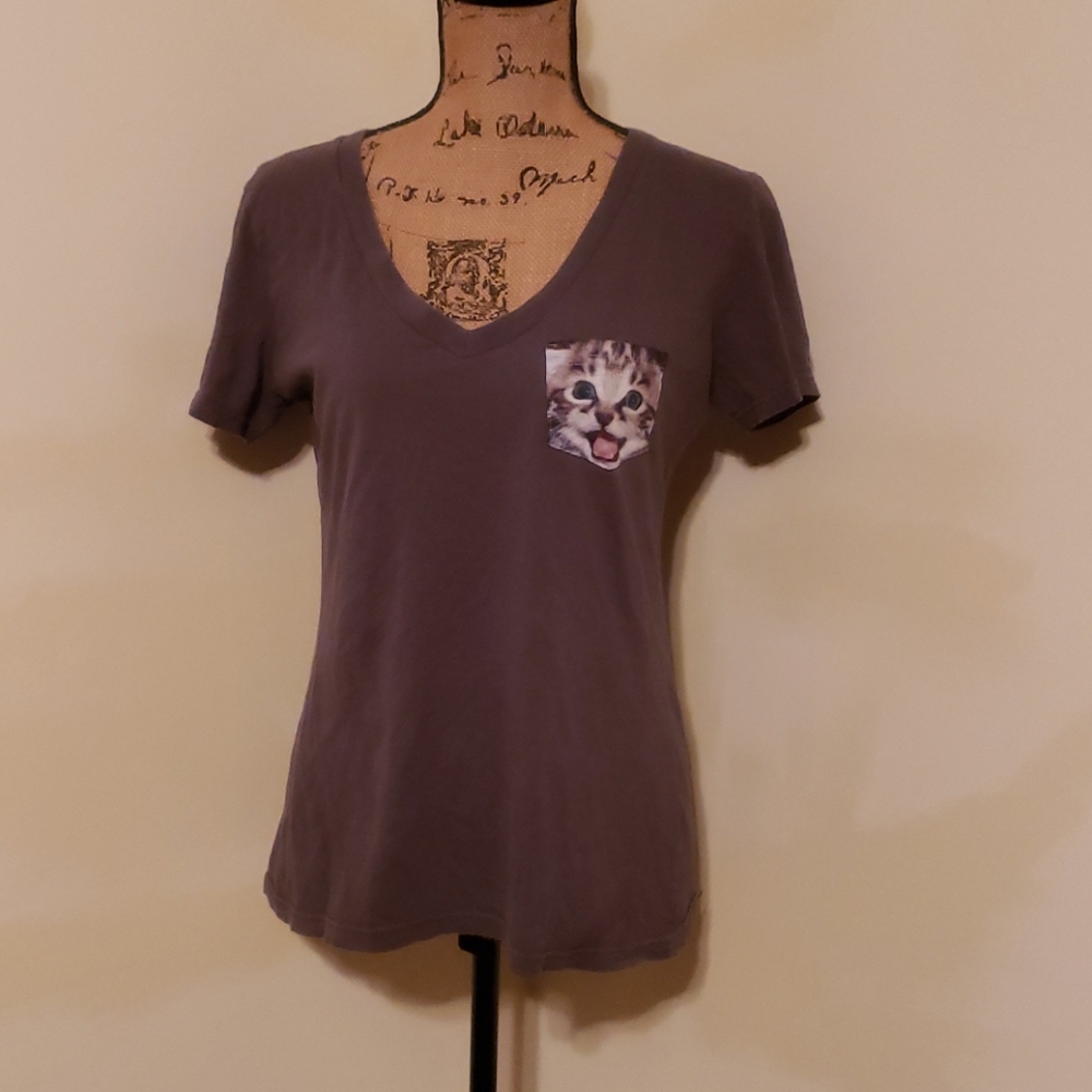V-neck short sleeve tee shirt. Kitty pocket.